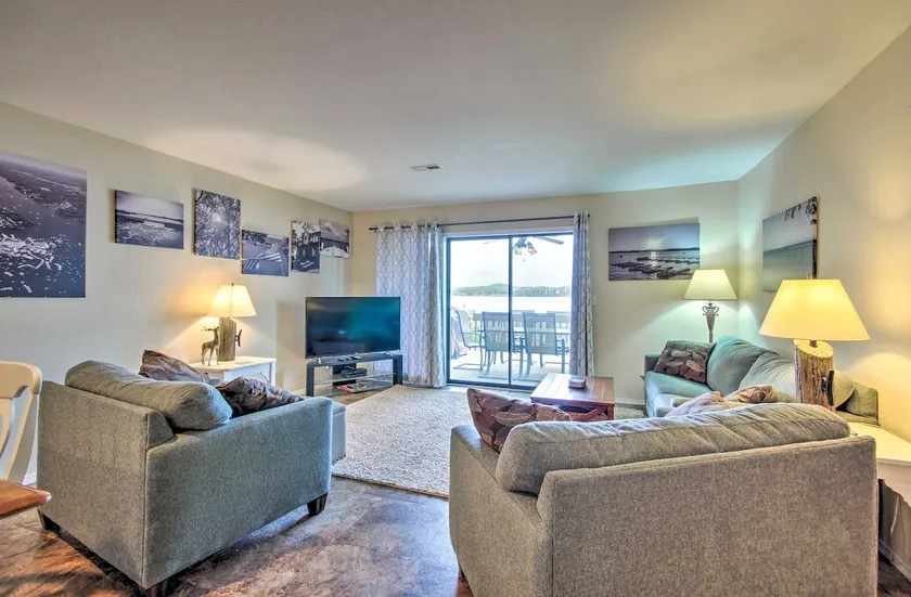 Pool Days & Water Fun Await: Lake Ozark Escape! - Image 1