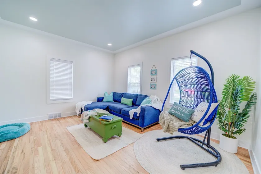 Beach-Chic Farmhouse - Image 1