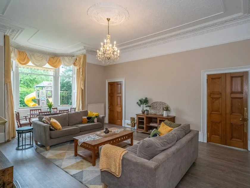Delightful 4 bedroom family home in Newington - Craigmillar Park - Image 1