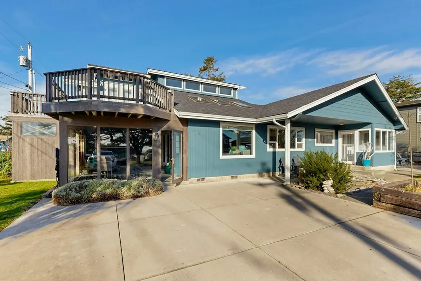 Beautiful oceanview home with enclosed yard, washe - Image 1