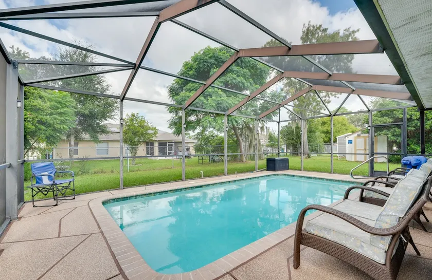 Heated Pool & 4-in-1 Grill: Spring Hill Haven! - Image 1