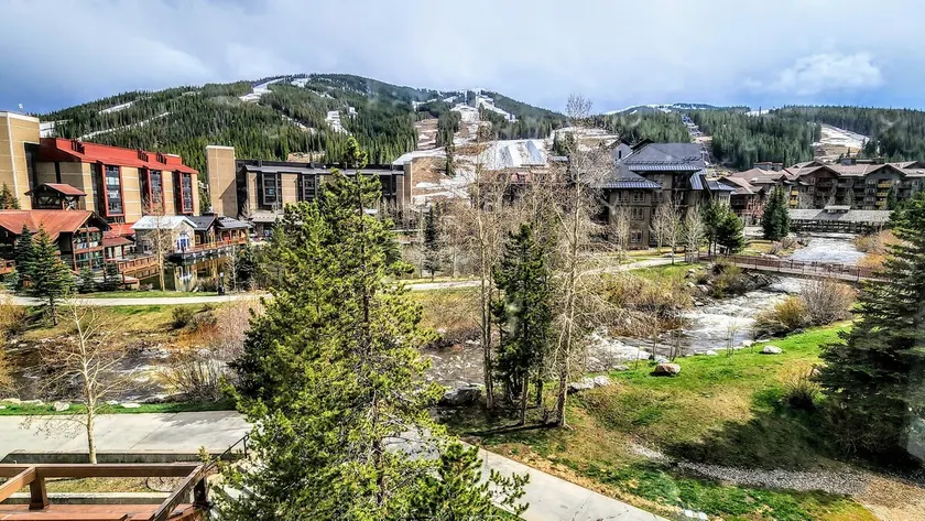 Copper Conviction - Spacious 2 BR with great views, close to lifts - Image 1