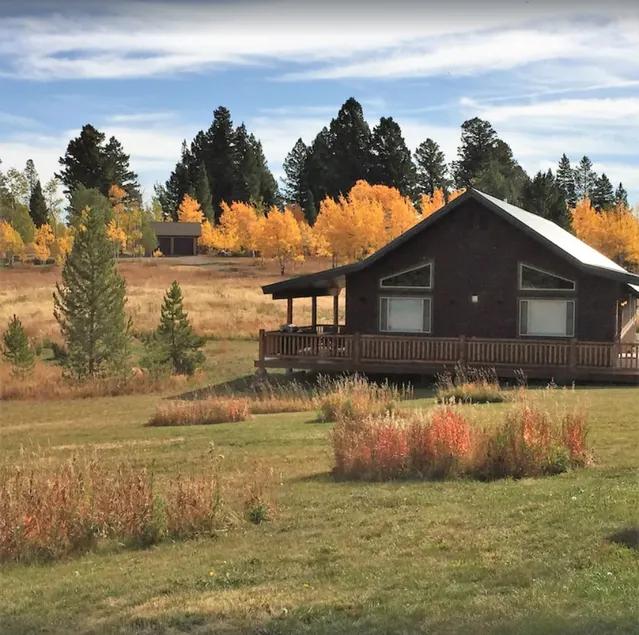 Fox Den Lodge: 3-bedroom lodge style retreat, just 7 minutes from Yellowstone. SAUNA - Image 1