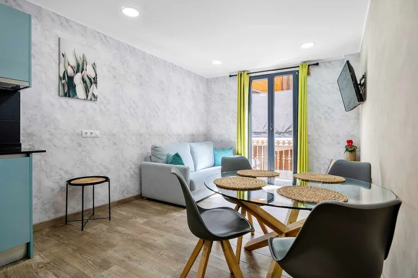 Apartment with a balcony - Image 1
