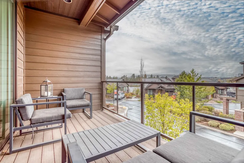 Deschutes Landing-Spacious-Riverview-Deck-BBQ - Image 1