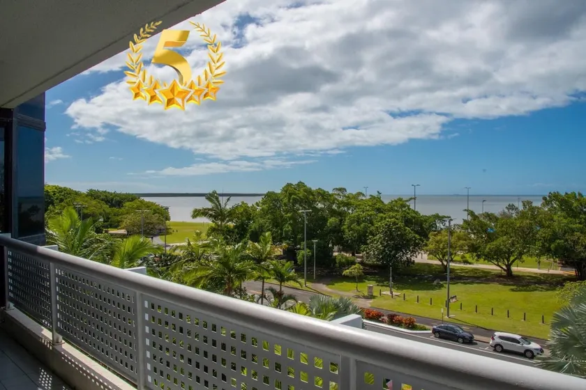 Cairns Ocean View Apartment - Image 1