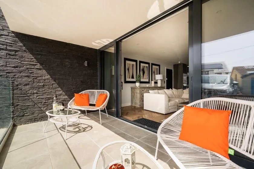 5 Bol-Y-Maer - a two bedroom apartment with communal swimming pool - Image 1