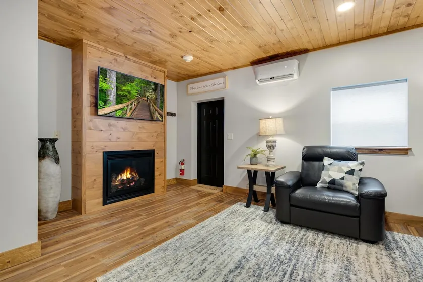 Jacuzzi, Fireplace, King Bed & Hardwood - Hickory - Image 1