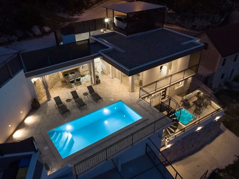 Villa Stella with 32 sqm private heated pool Jacuzzi Sauna Media room 3 bedrooms - Image 1