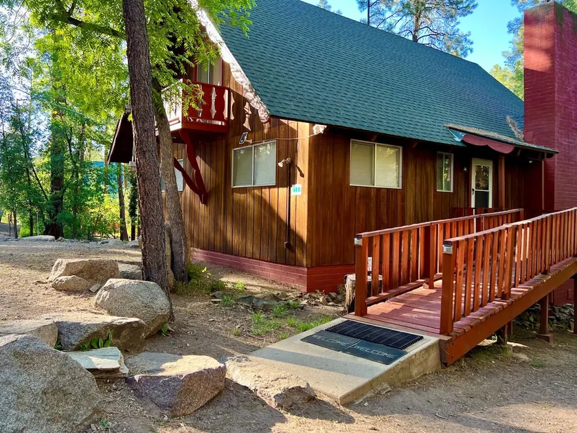 Creekside Chalet - Prescott Cabin Rentals - Image 1
