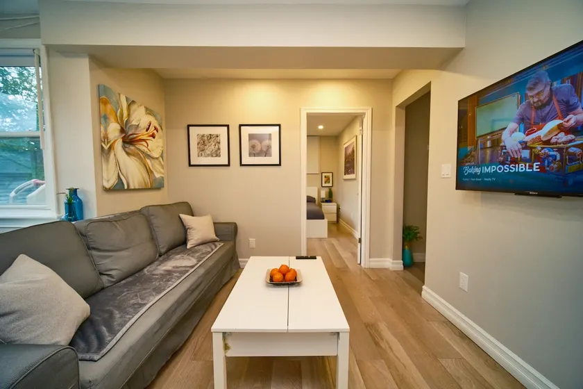 Hamilton Oasis|Luxe Beds and Fireside Autumn Stay - Image 1