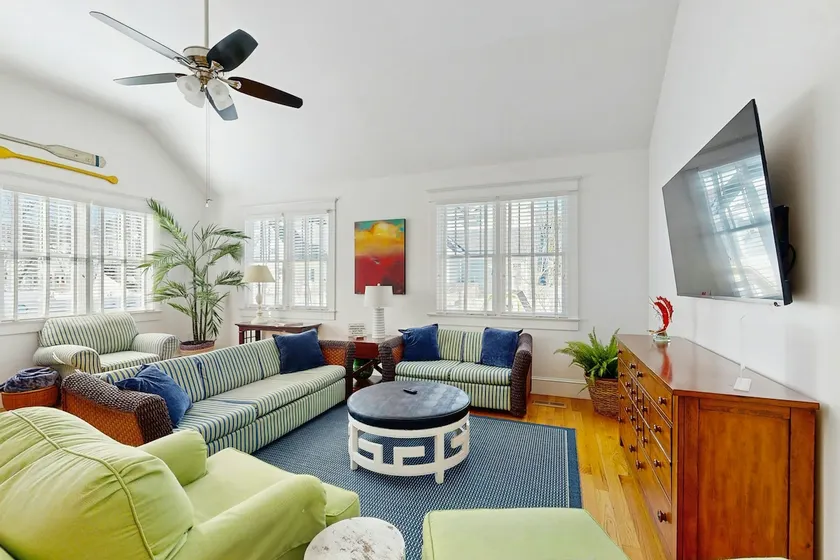 Upgraded dog friendly home one & a half blocks to - Image 1