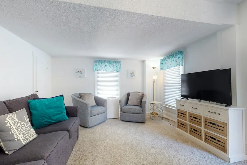 Downtown Coastal Condo: WiFi Deck & AC - Image 1