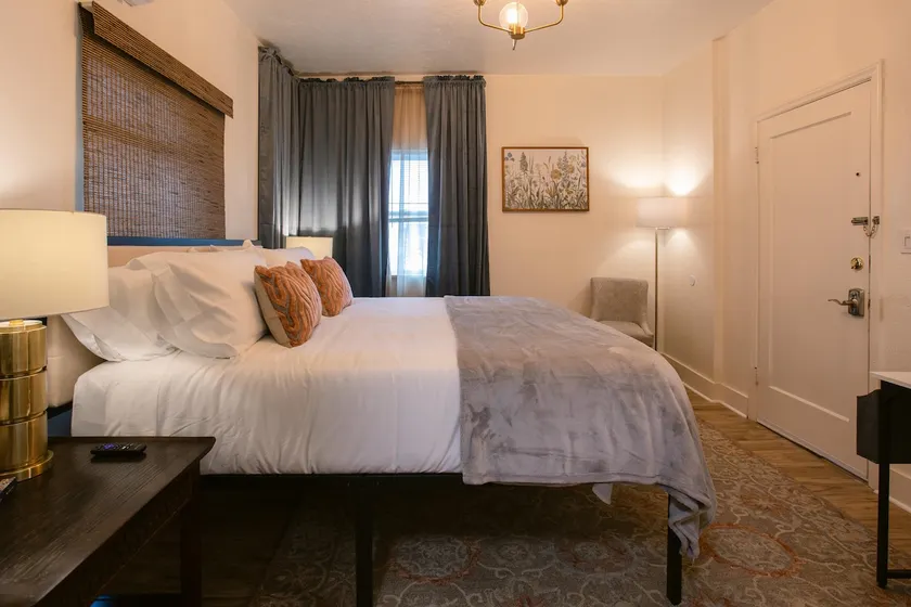 King Bed Studio | Downtown | Parking Included - Image 1