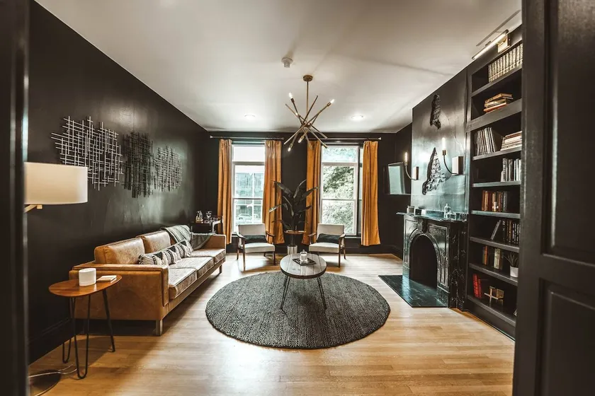 The Study on Main Located on the Square! - Image 1