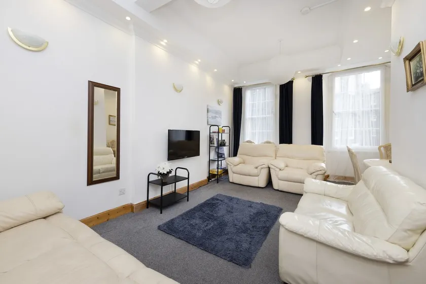 JOIVY 3 bed flat in Old town, close to Grassmarket - Image 1