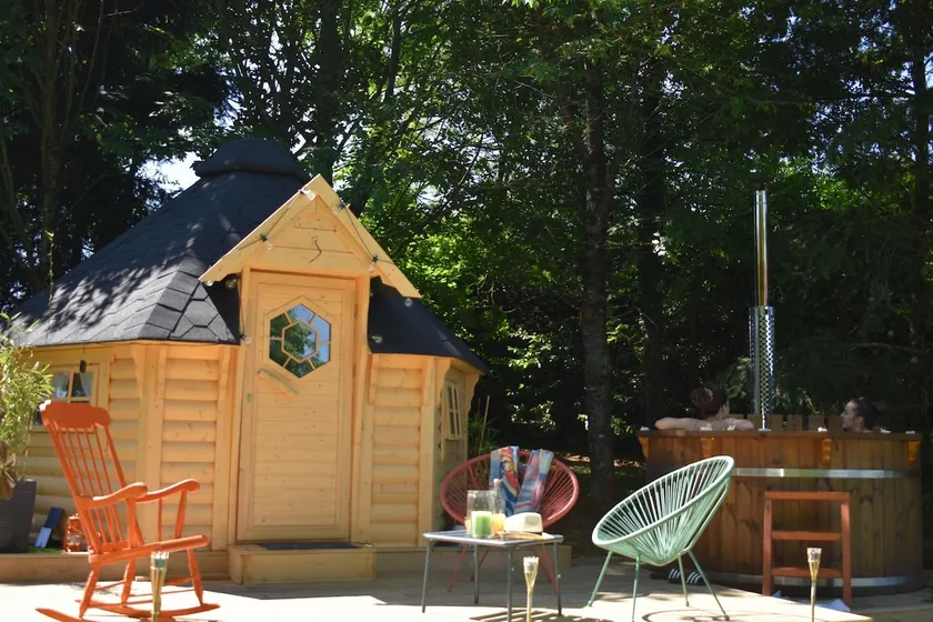 Treehouse in a wooded garden - Image 1