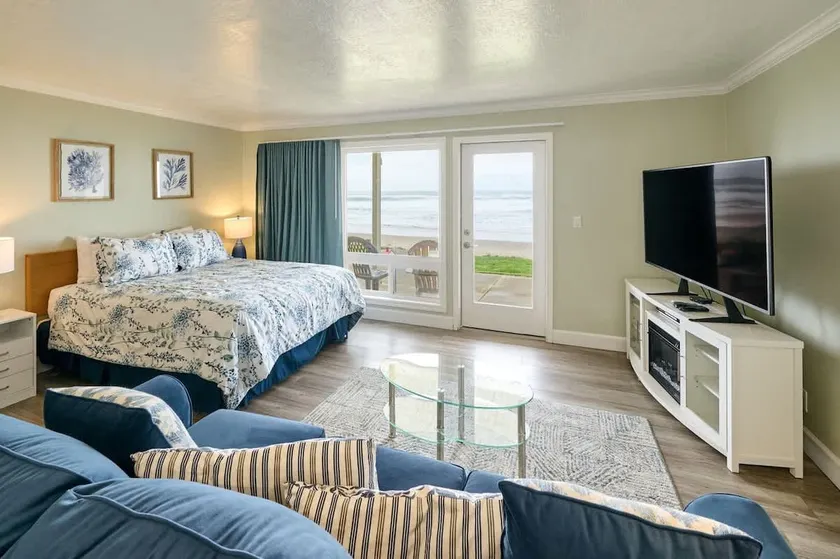 Beach Access-Ground floor studio-Oceanfront patio! - Image 1