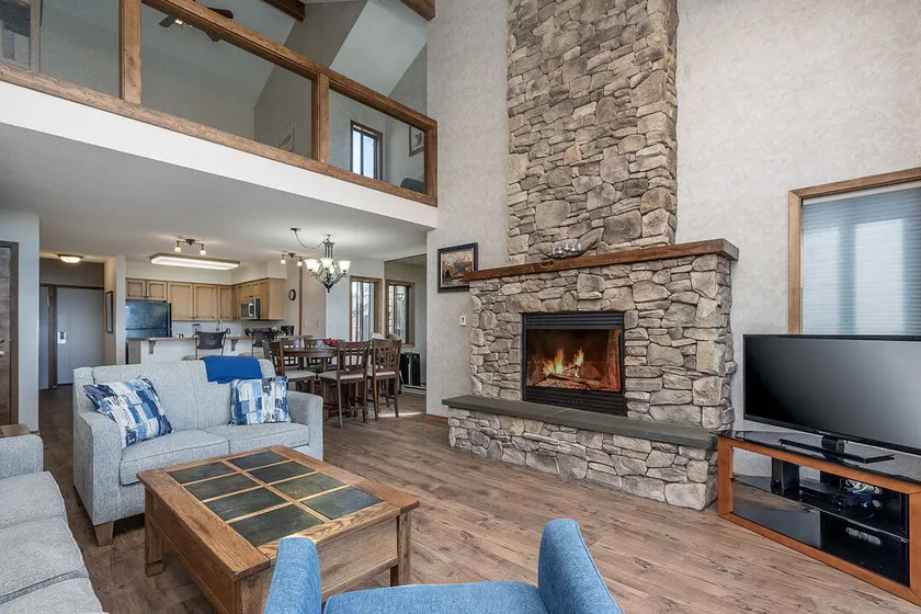 Stunning views of the lake, balcony & fireplace - Image 1