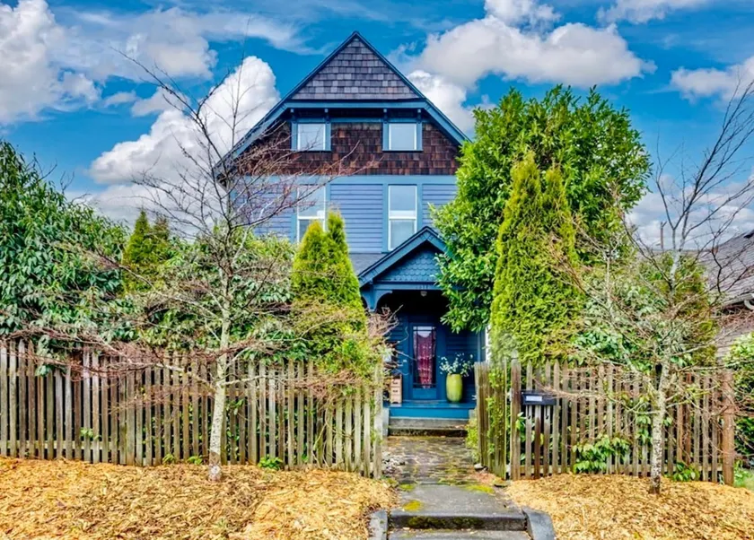Victorian on Garden Best Location in Town - Image 1