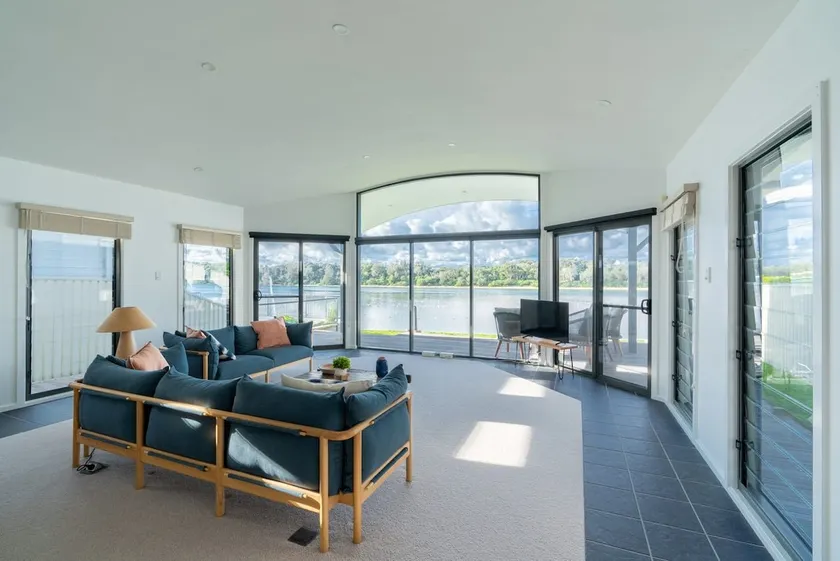 Absolute waterfront beach house - Image 1