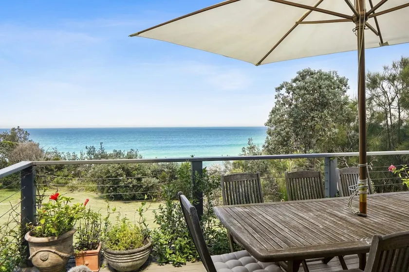 Rockys Beach House - Image 1