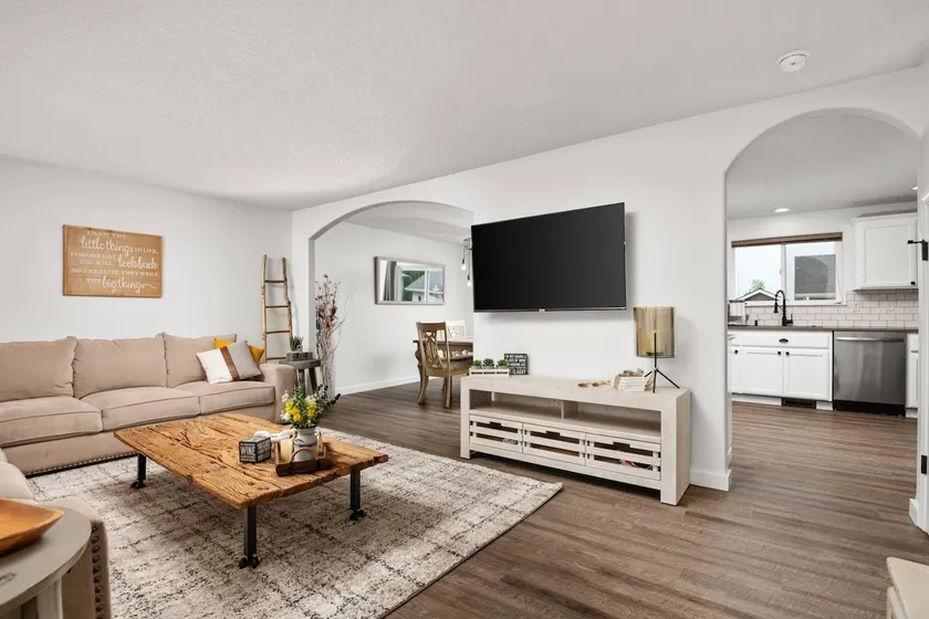 Unrivaled Location, Hot Tub, Huge Patio w/ Gazebo and Couches, Pool Table, Ping Pong, Walk to Dundee - Image 1