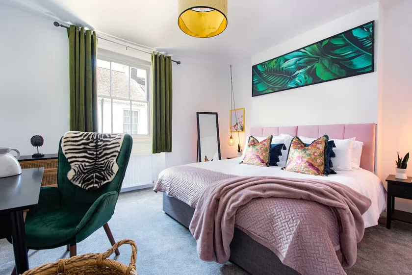 Luxurious Large Townhouse in the Heart of Barbican - Image 1