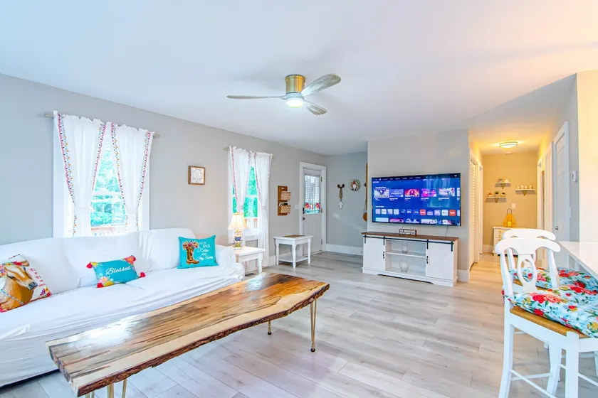 Newly remodeled luxury cottage with mountain views - Image 1