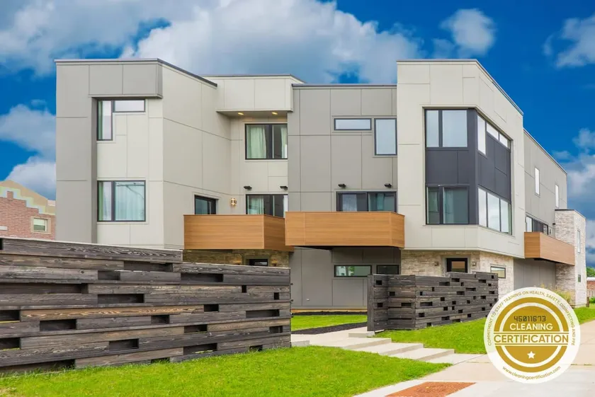 Modern Townhouse, Perfect STL Stay - Image 1