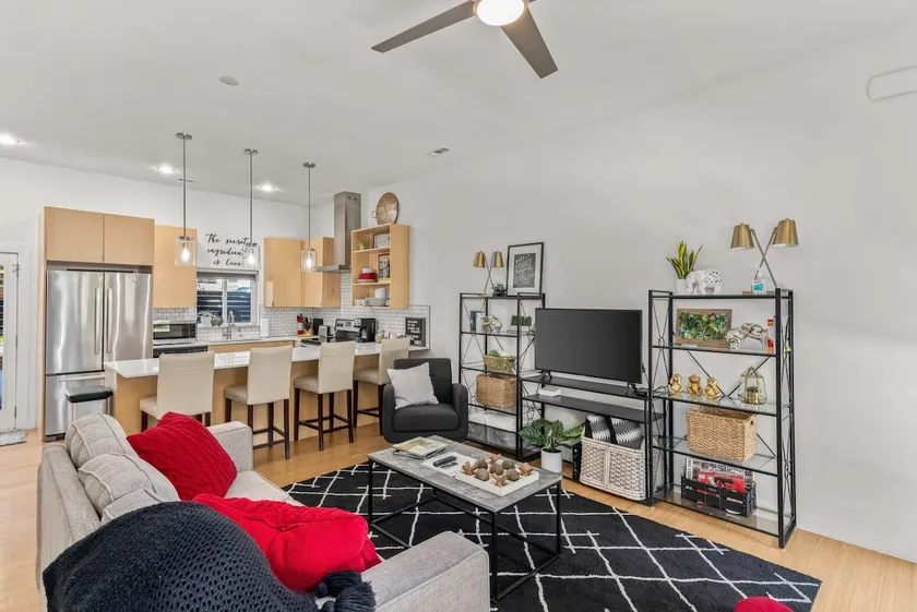 Modern 2BR Townhome Near U of A & Dickson St – Free Parking! - Image 1