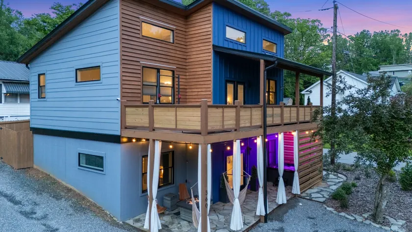 Walk to Breweries | King | Hot Tub | Firepit | 65” - Image 1
