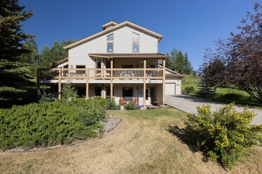 Alpenglow Retreat | Big Sky Town | Sleeps 12! - Image 1