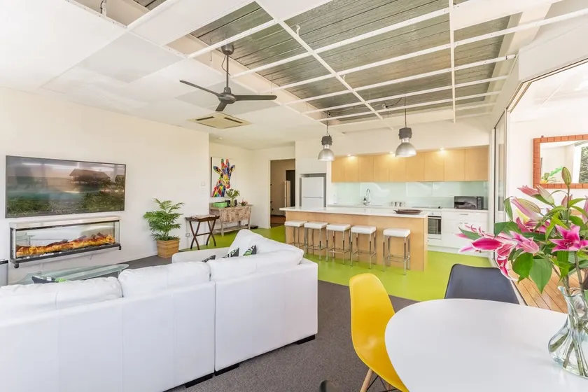 THE Ritz - Yamba Escape in the Heart of Town - Holiday Yamba - Image 1