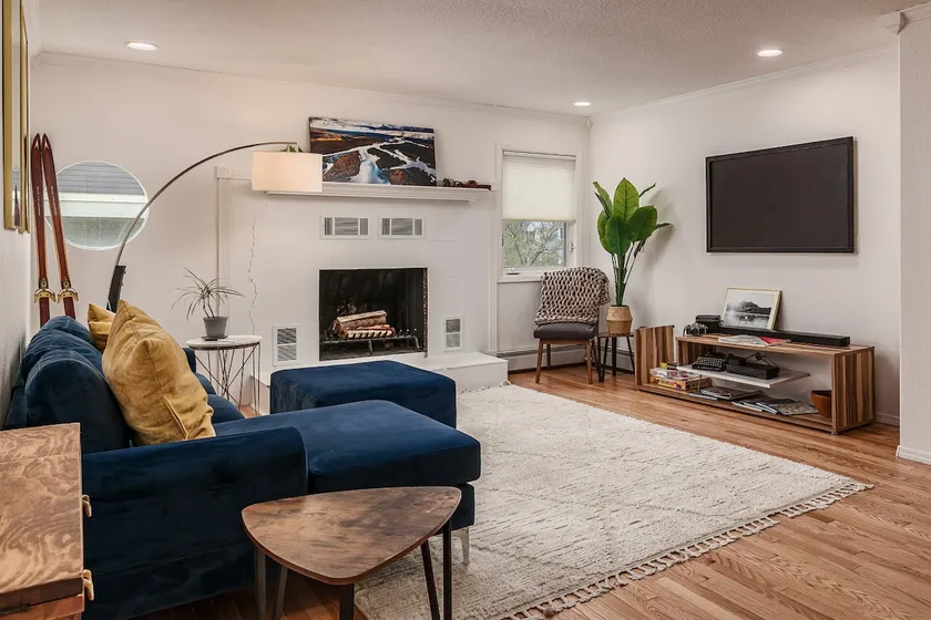 2 Bedroom Modern Condo in Heart of Downtown - Image 1