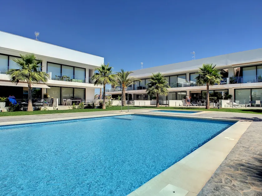 Modern, large terrace, swimming pool and barbecue - Image 1