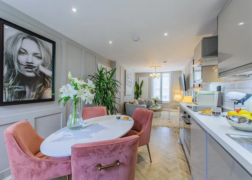 Ultra Modern: Luxury 1-Bed Serviced Apartment - Image 1