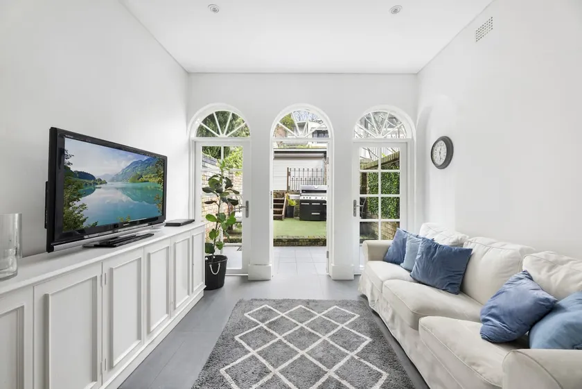 Classic 3BR terrace over 3 levels, great location w/ parking, pets allowed - Image 1