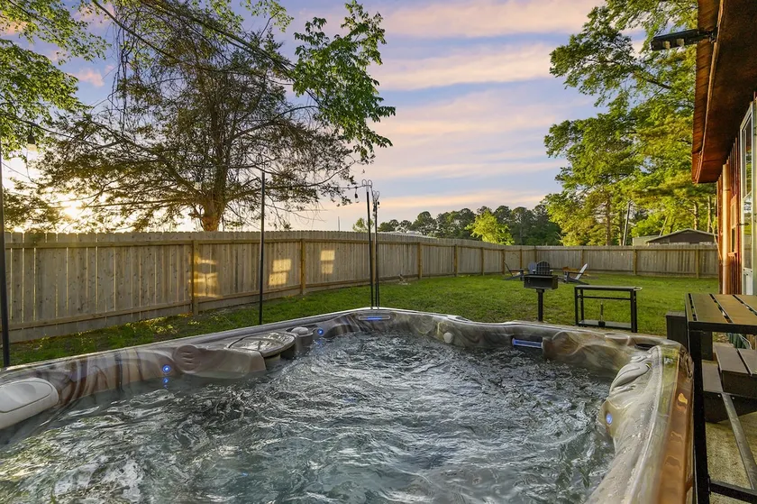 2Br Cabin with hot tub, BBQ, 55\" Smart TV, W/D. - Image 1