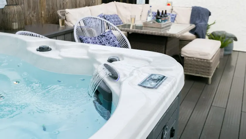 Cottage with a hot tub ,short walk to the beach - Image 1
