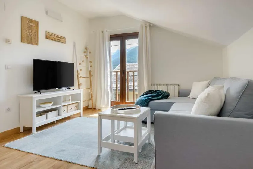 Atico Abi Villanua, 3 people, parking, wifi - Image 1