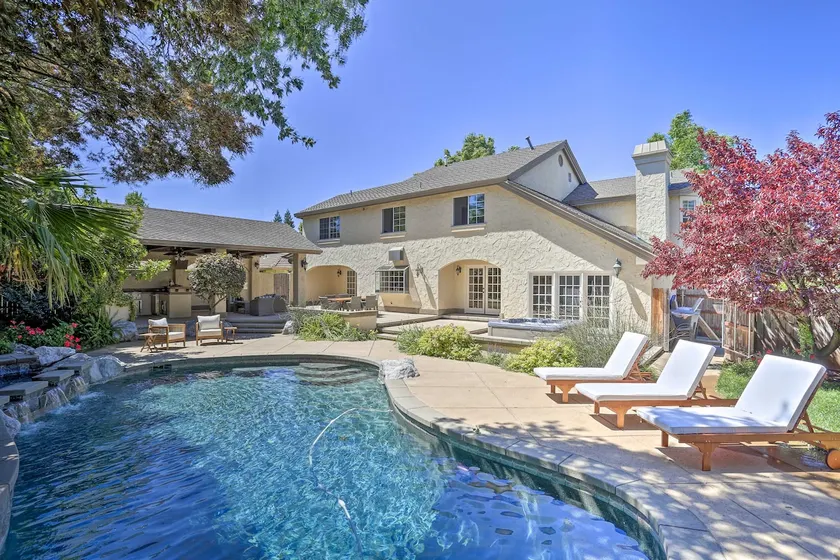 Redding Getaway w/ Hot Tub & Outdoor Kitchen! - Image 1