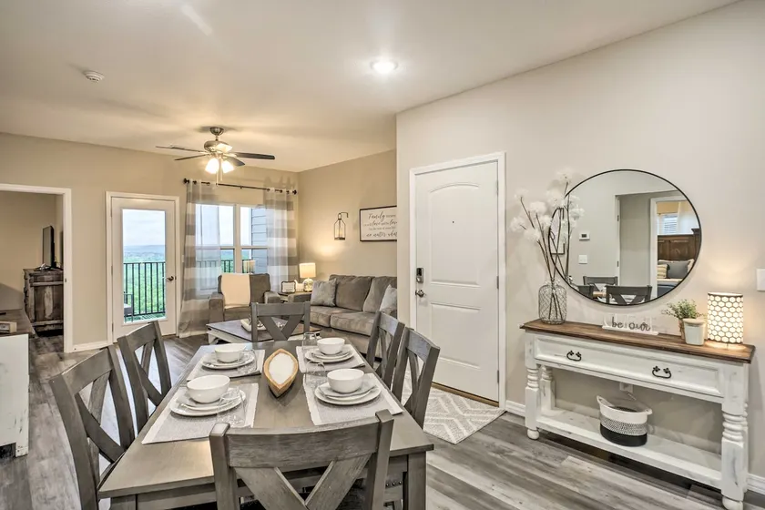 4 Mi to Silver Dollar City: Chic Branson Retreat! - Image 1