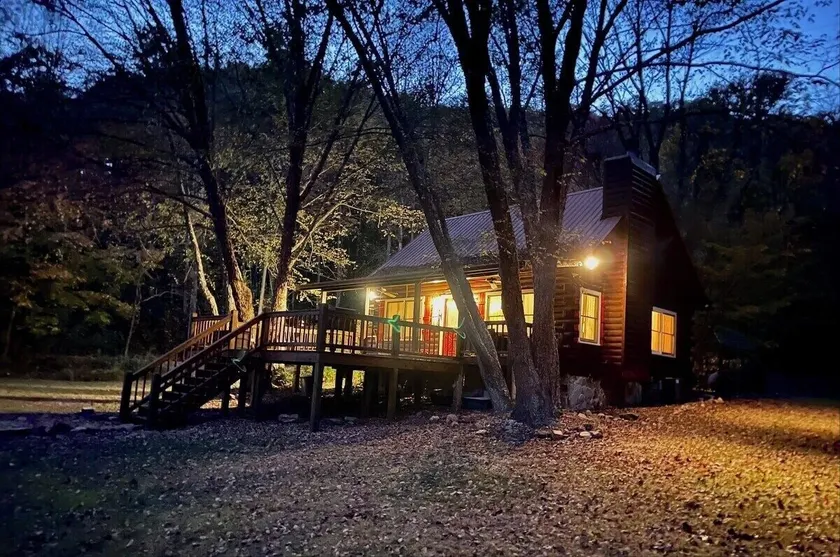 Bearfootin Pond Lodge-on water with paddleboat - Image 1