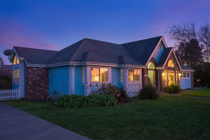 Light & Bright 3 BR Home w/ Beach Access-King Bed - Image 1