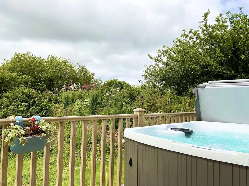 Lusty Lodge - Image 1