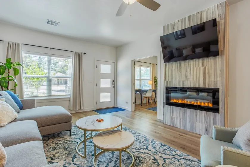 ★The Plaza Retreat★ Outdoor Fire Pit, Fast Wi-Fi, Close To Everything - Image 1