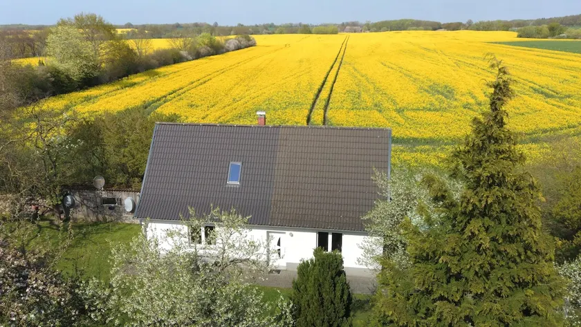 Holiday Home 'Small House on a Field' with Garden & Wi-Fi - Image 1