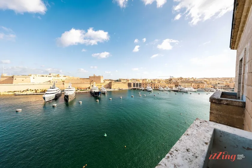 Stunning Holiday Home with Gorgeous Harbour Views - Image 1