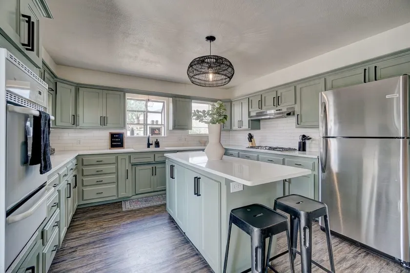 Yukon Boho Bungalow w/ Huge Kitchen just off I-40 - Image 1